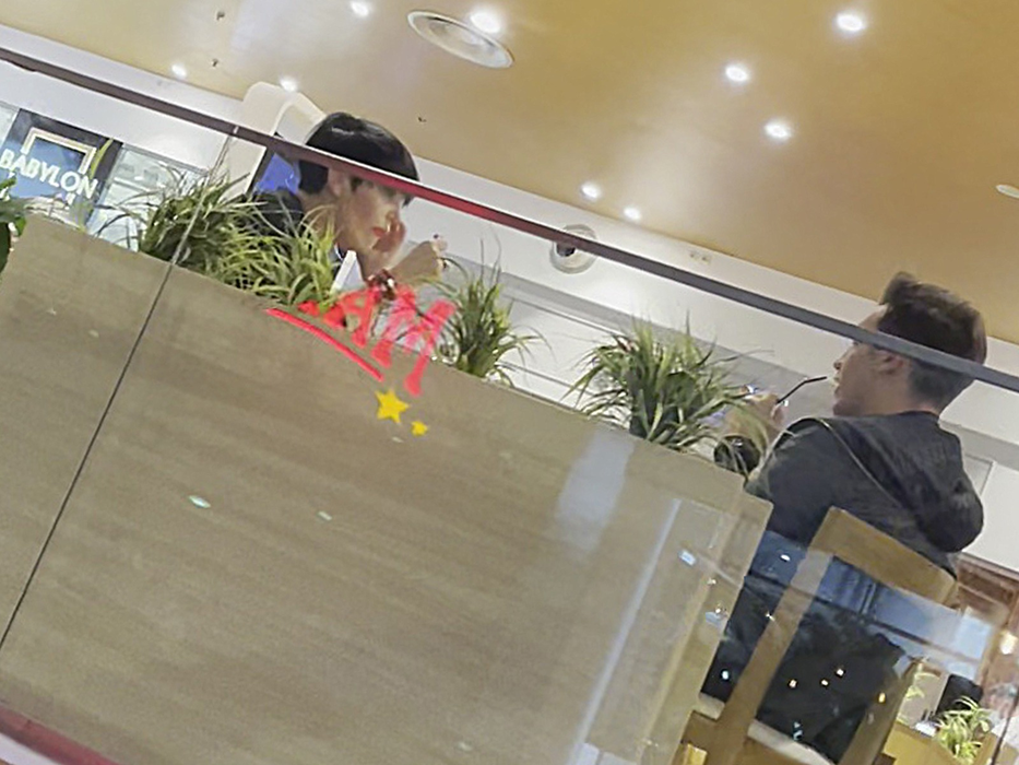 Patrizia Paglieri și fiul ei, Francesco, au dat o tură de mall, finalizată la restaurant