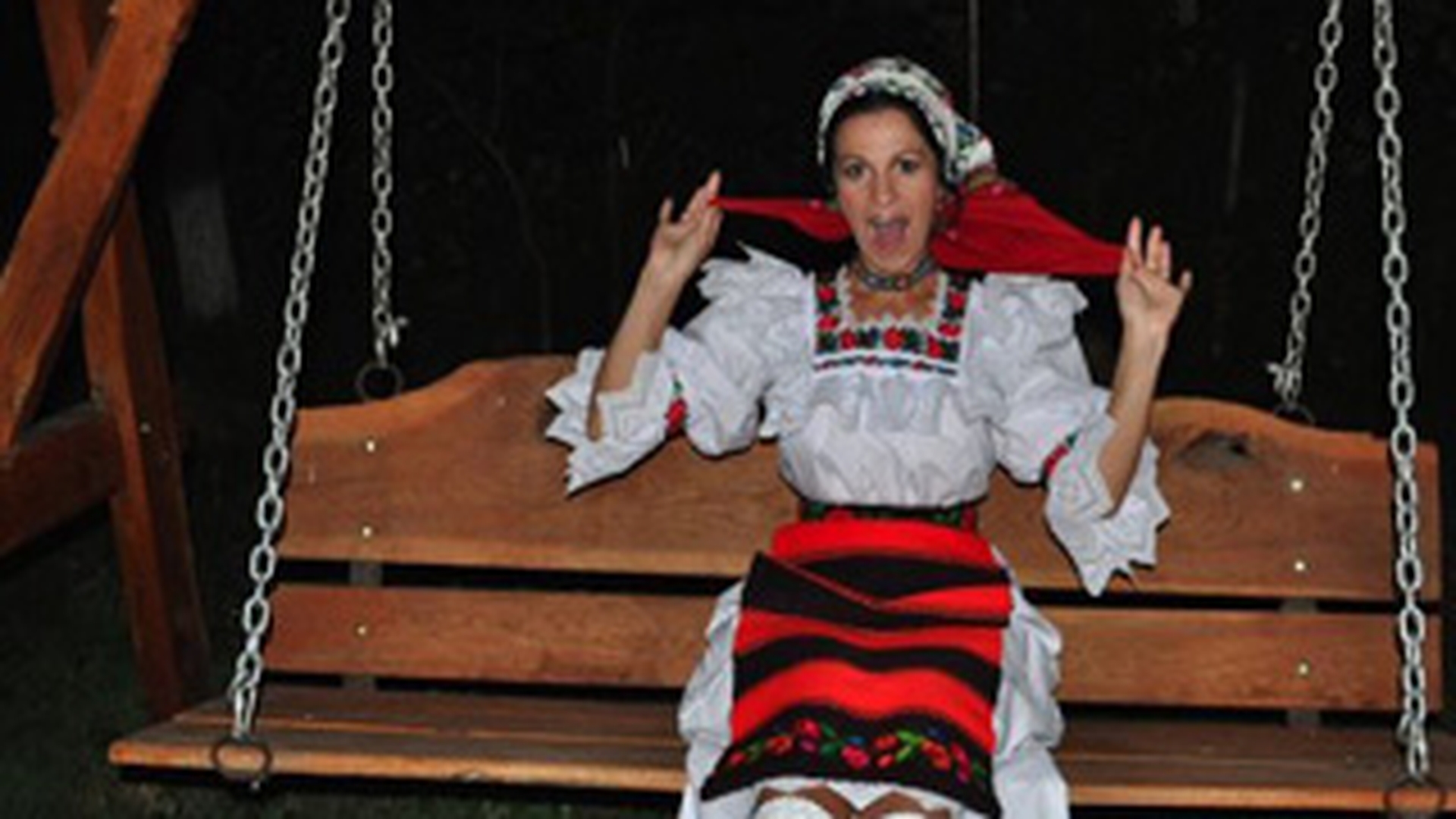 Angela Gheorghiu, cum nu ai mai vazut-o! Soprana s-a imbracat in straie maramuresene