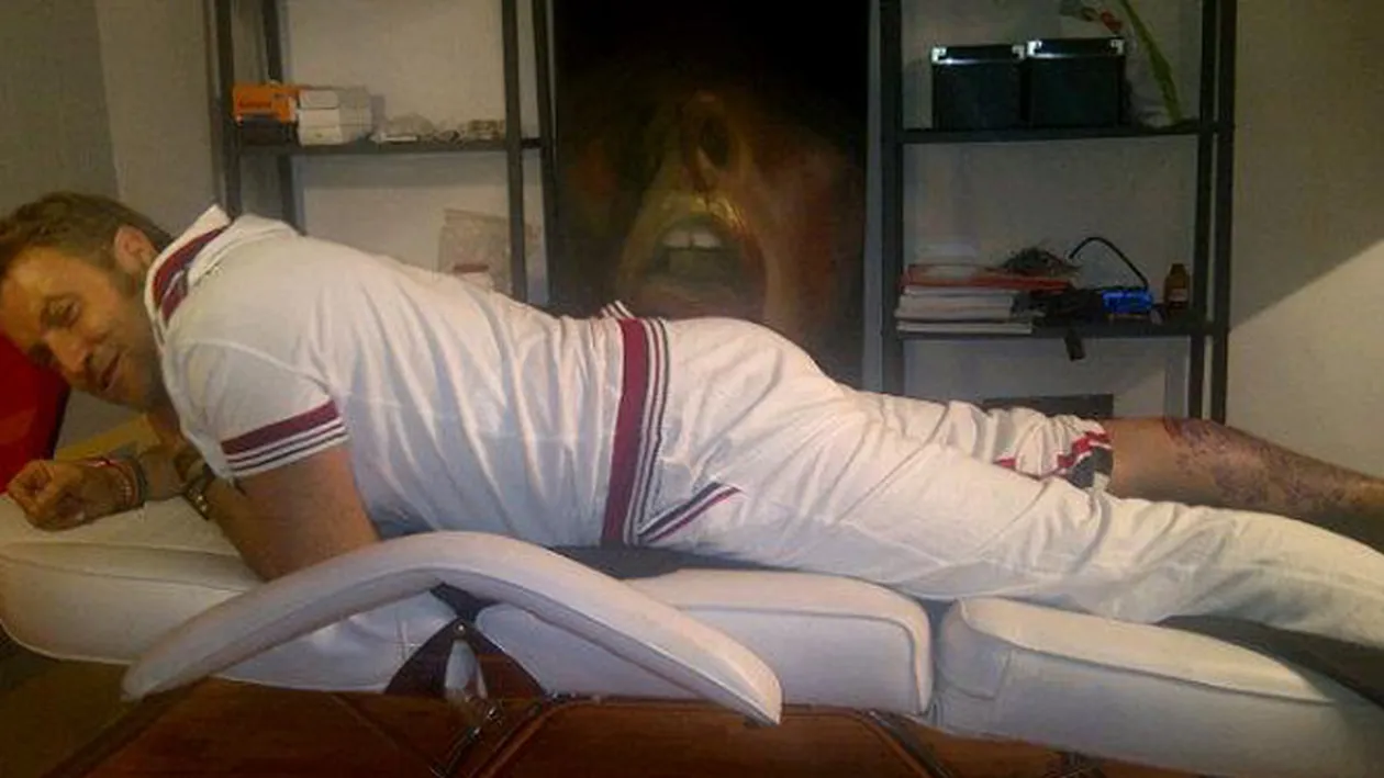 Uite-l pe Catalin Botezatu cum indura durerea de dragul unui tatuaj!