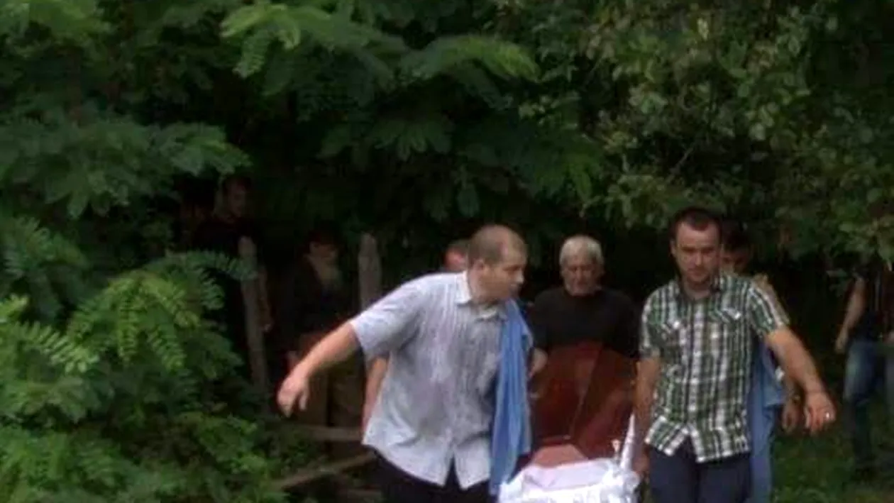 Mort plimbat pe braţe prin pădure. Se întâmplă într-un sat din Dâmboviţa