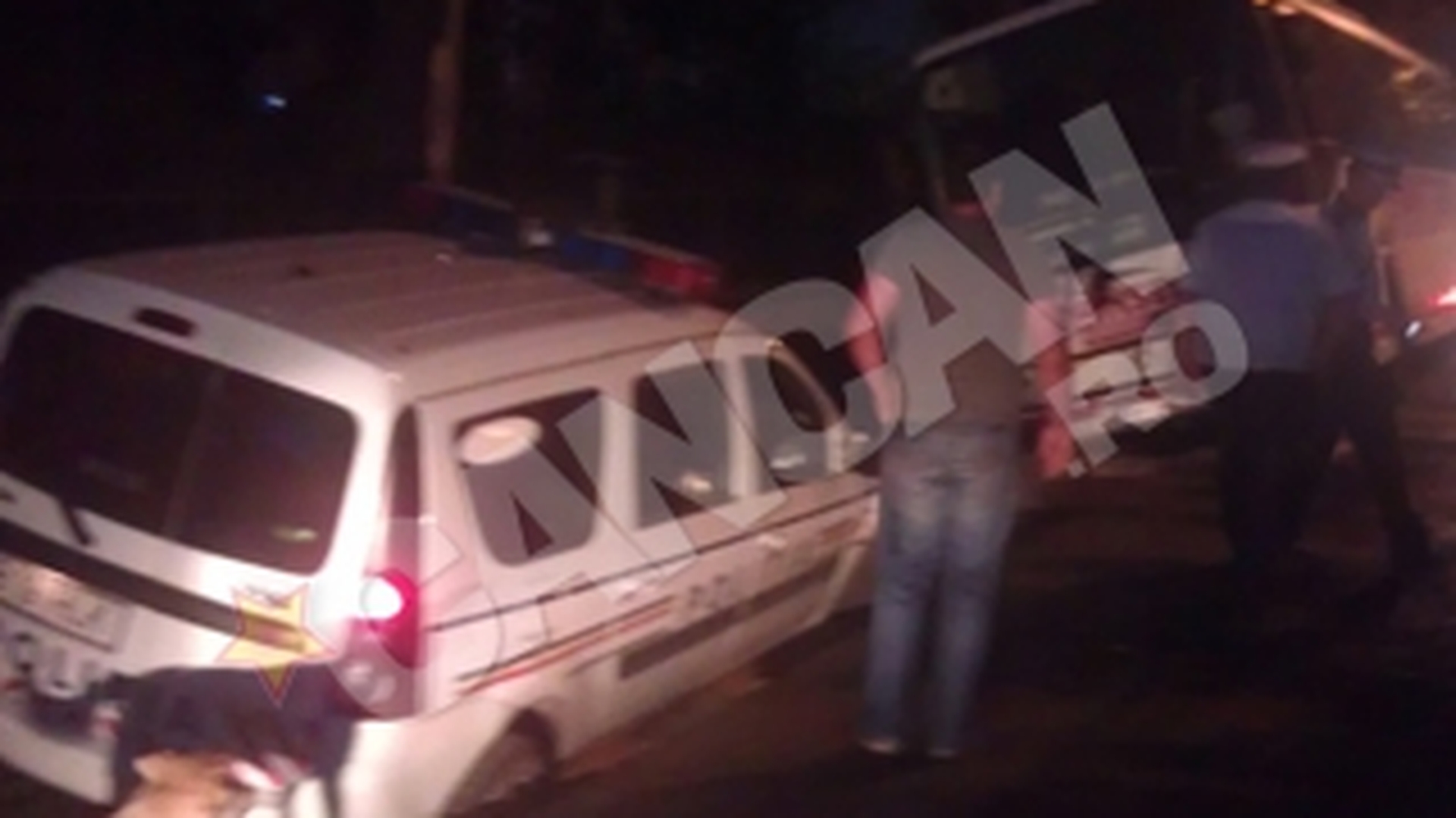 Ca in filmele cu prosti: un autocar si o masina a politiei au cazut intr-o groapa