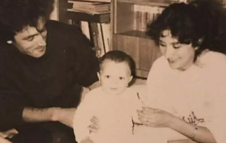 Viorica și Cristinei Dăncilă alături de Victor, fiul lor adoptat (foto din 1990)/ sursă foto: Facebook
