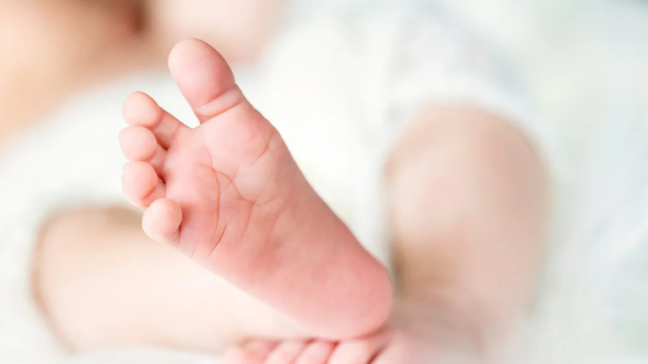 Caz șocant în județul Bihor. Un bebeluș a murit după ce s-a înecat cu o bomboană. Părinții au luat la bătaie echipajul SMURD care a venit să îl salveze