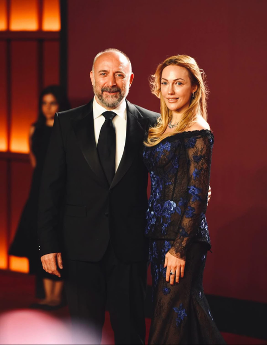 Alit Ergenc și Meryem Uzerli, actorii principali ai serialului turcesc de televiziune „Suleyman Magnificul”/ sursă foto: Facebook @Turkish Serie Station