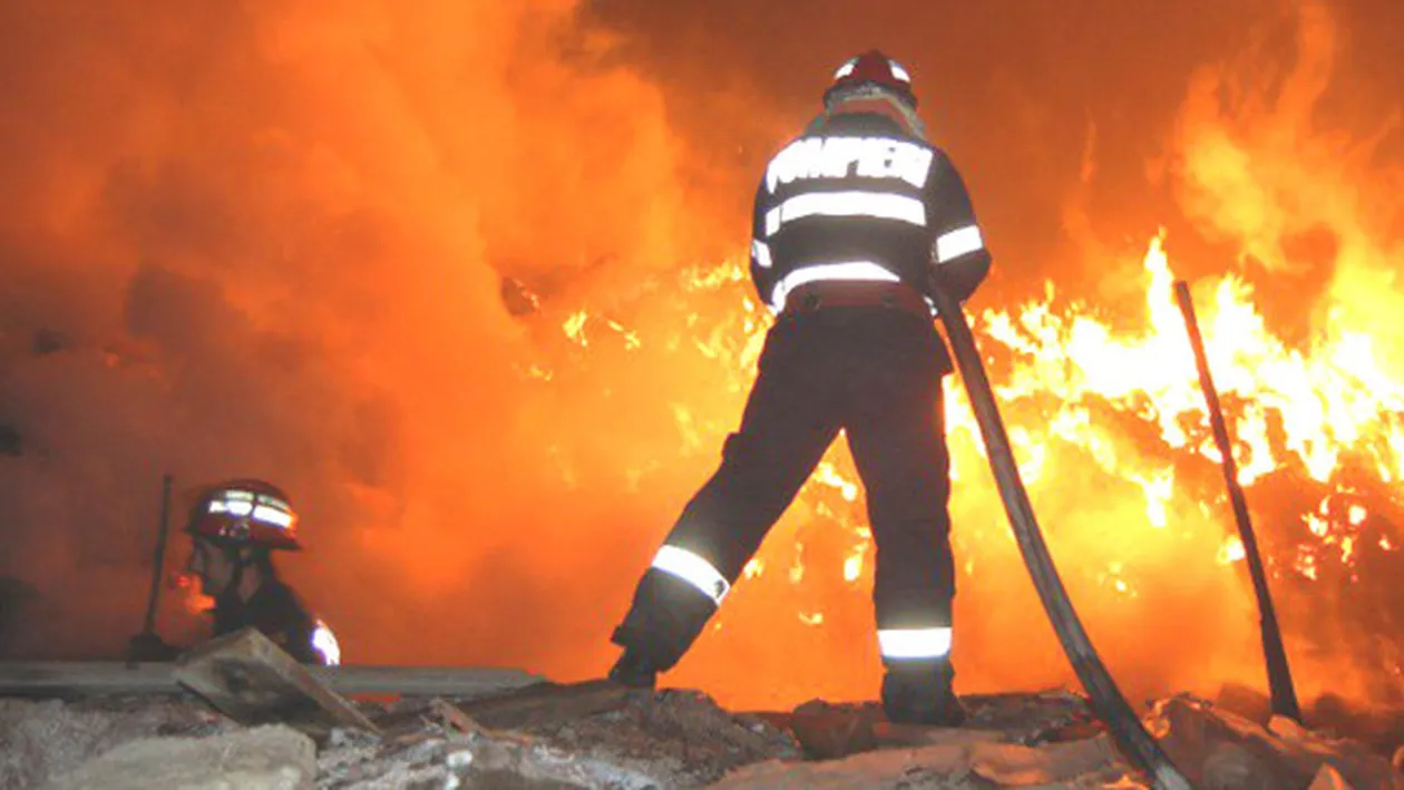 Douăsprezece locuinţe dintr-un bloc din Focşani, afectate de o explozie produsă într-o garsonieră