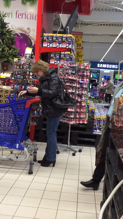 Doamna Băsescu a studiat atent oferta, uitându-se la mai multe raioane