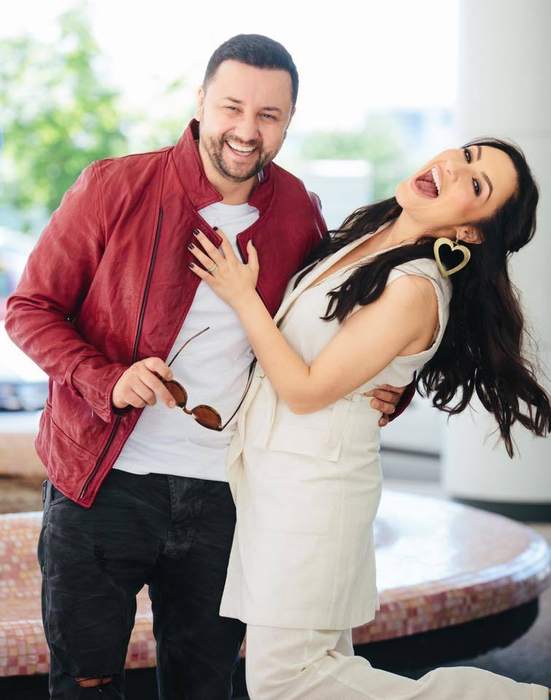 VIDEO / Andra vrea să se tatueze împreună cu soţul ei, Cătălin Măruţă! În direct, la TV, artista a dezvăluit locul, dar şi desenele pe care şi le vor face: „E bine că avem program!”