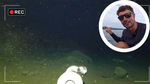 Acest vlogger a aruncat o cameră GoPro în mare și a filmat ceva UNIC în istoria omenirii. Acestea sunt imaginile