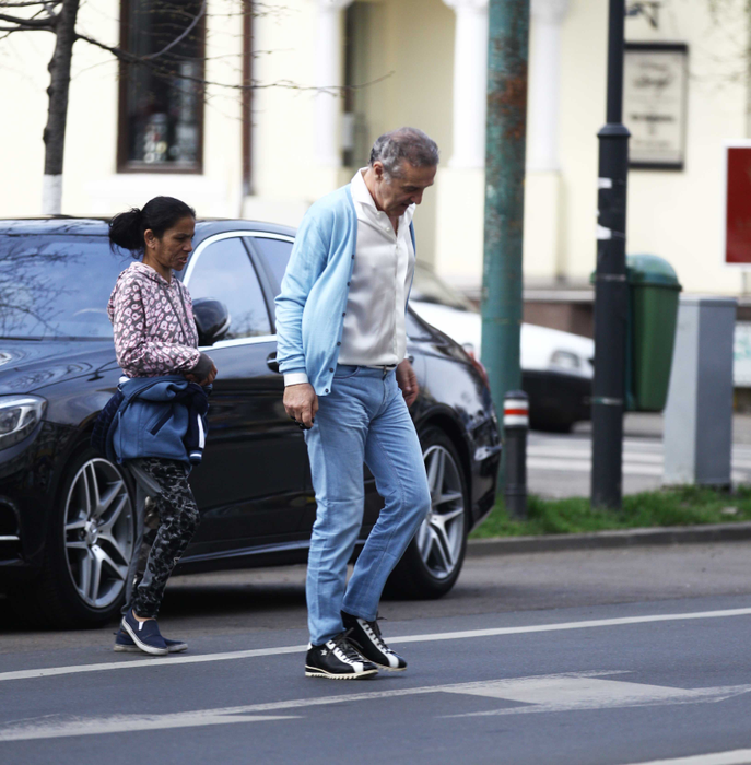 Gigi Becali și-a parcat luxosul Maybach în stația de autobuz