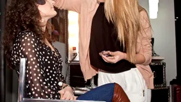 Denisa Nechifor a luat lectii de make-up! Afla cine a initiat-o in tainele machiajului!