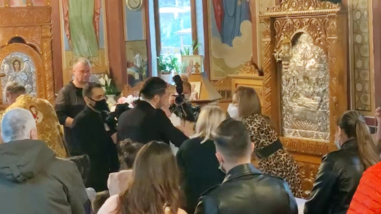 Pepe adoră să boteze copii