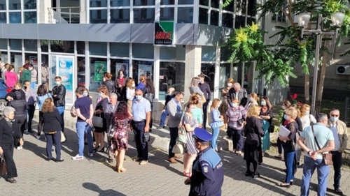 Protest la primăria din Focșani! Oamenii acuză că nu și-au primit salariile
