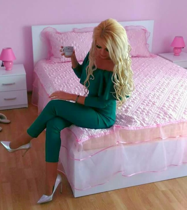 Dormitorul este decorat în culoarea ei preferată