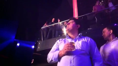 A venit singur in club, dar si-a gasit imediat ocupatie! Tavi Colen s-a holbat intreaga seara la animatoarele de pe cuburi!