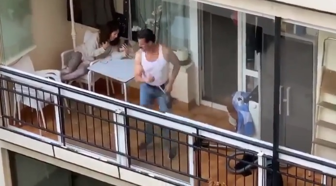VIDEO / Dovada că izolarea poate fi și amuzantă! Ce a făcut un bărbat pe balcon întrece orice imaginație