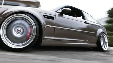 A vrut să fure o maşină, dar rămas încuiat în ea! Mesajul primit prin sistemul audio al automobilului l-a lăsat mască: „Nu eu sunt blocat aici cu tine, tu eşti blocat aici cu mine”