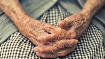 Situație halucinantă în Bihor. O femeie de 76 de ani a „înviat”, după ce a fost așezată în sicriu