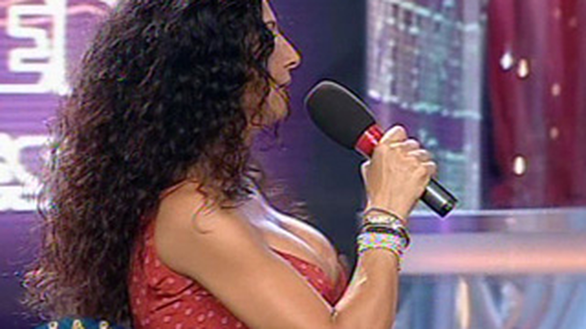 Mihaela Radulescu are cu ce! Uite ce bine arata decolteul divei!