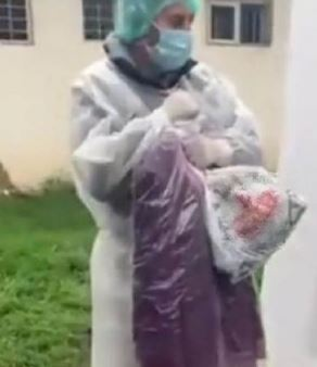 Scandal în Târgoviște. Femeie băgată într-un sac și aruncată în sicriu. “Nu a avut COVID, au scris după aceea cu pixul că are!”