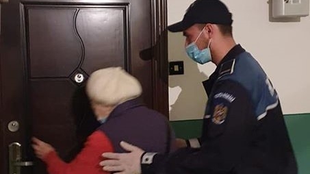 Care a fost reacția a doi polițiști din Iași atunci când o bătrână a dorit să ajungă la bancă pentru a-și încasa pensia