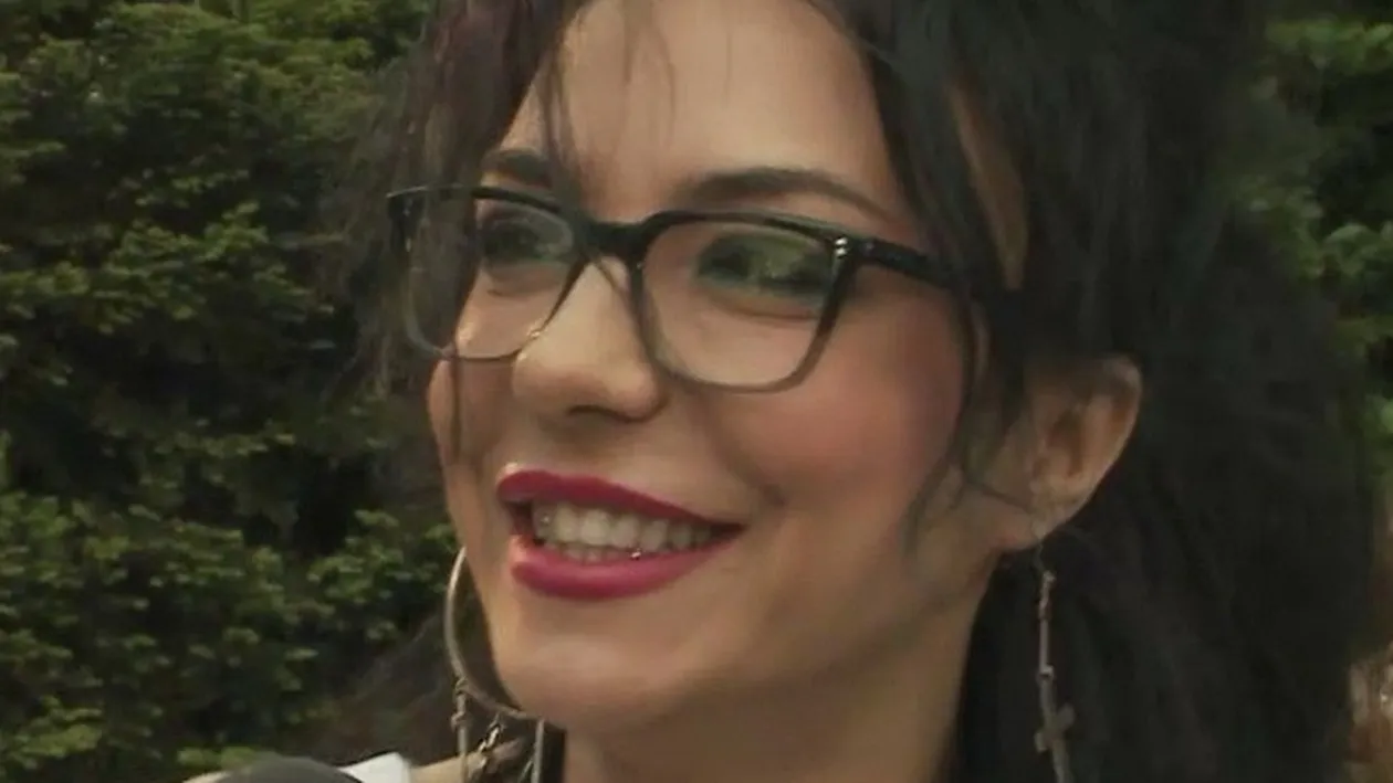 Are 38 de ani si un fund de milioane! Ai recunoscut vedeta cu acest posterior de invidiat? Indiciu: e innebunită după tatuaje