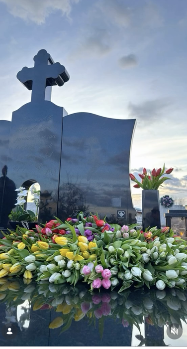 Gestul făcut de Claudiu Molnar la mormântul soției, chiar de Ziua Îndrăgostiților. Ți se rupe sufletul!