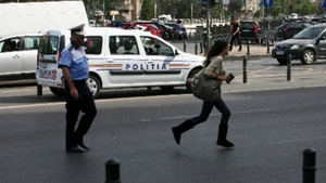 Trebuie sa citesti asta! Cum l-a pedepsit un politist din Capitala pe un batran care a traversat neregulamentar strada!