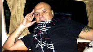 ONEAŢĂ este cel mai cunoscut barbugiu din România şi "tăticul" multor manelişti, însă acum trece prin momente grele! "Am amanetat cavoul care m-a costat 80.000 de euro, unde este îngropată familia mea!"