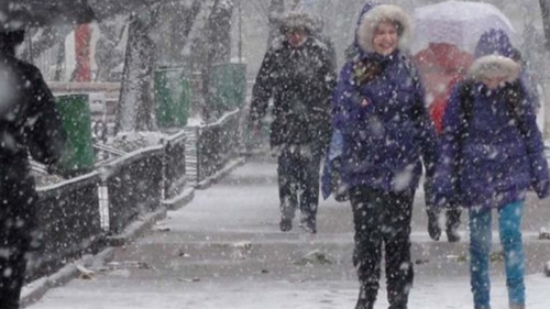 Vremea se ÎNRĂUTĂŢEŞTE în România! Ploi şi chiar ninsori la sfârşit de săptămână
