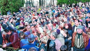Romanii se duc la manastiri ca sa-si sfinteasca banii