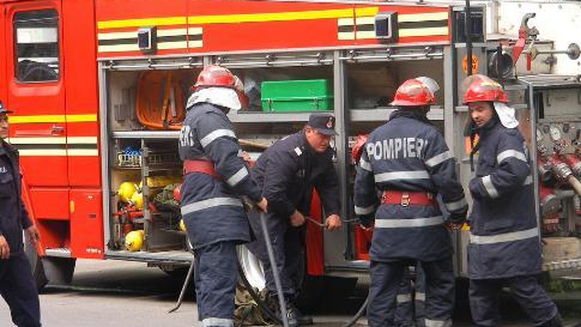 Incendiu în subteran la Piaţa Muncii, din Capitală! Circulaţia a fost oprită şi pompierii intervin în forţă