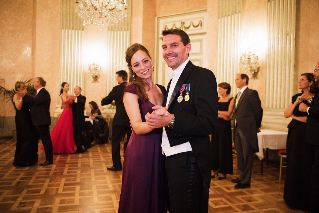 Pentru petrecerea fastuoasă, Alina Binder a ales o rochie violet, lungă şi cu decolteu