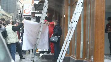 Prodanca isi pune sarcina in pericol de bunavoie! Risca o ruptura de uter, dar merge pe santier si filmeaza non-stop!