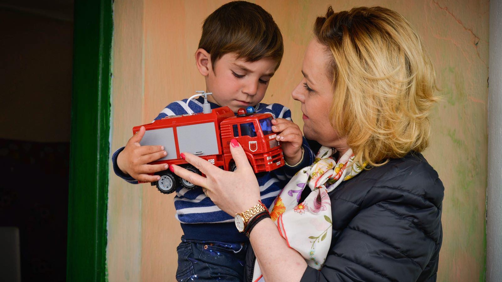 Ministrul Carmen  Dan l-a vizitat pe băiețelul căzut în puț, anul trecut. ”Am ales să îl întâlnesc pe Dănuţ şi să îi fac sărbătorile mai frumoase”