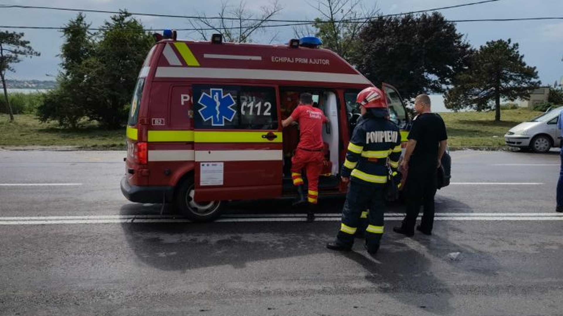 Plan roșu de intervenție în Bacău. Șapte oameni au murit după ce un microbuz a intrat în coliziune cu un autoturism