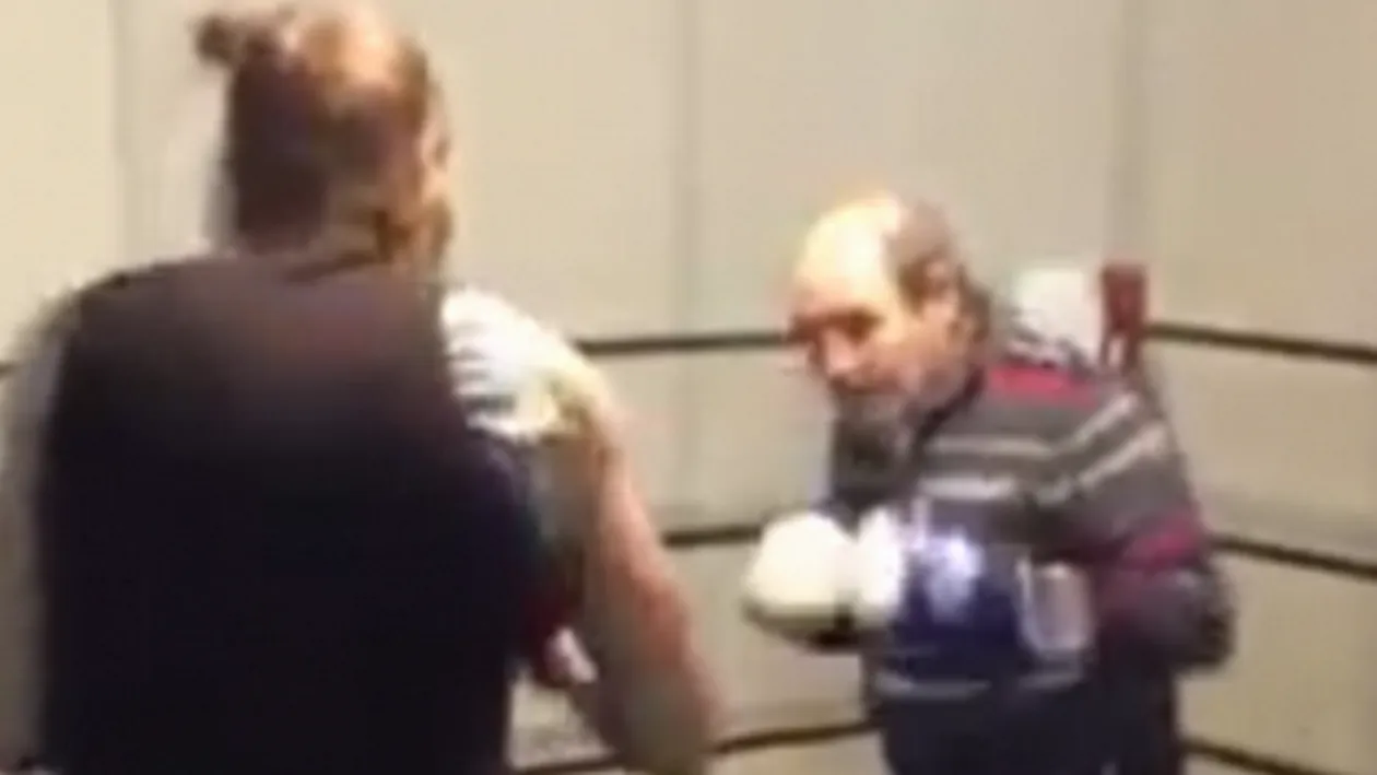 Un batranel l-a rupt cu bataia pe adversarul sau care era cu 40 de ani mai tanar! VIDEO SENZATIONAL
