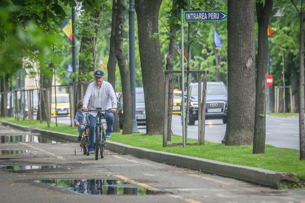 Călin Popescu Tăriceanu & juniorul s-au “întrecut” cu bicicletele pe Kiseleff