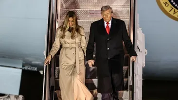 Melania Trump a atras toate privirile în Marea Britanie cu ținuta sa. Cât costă paltonul purtat de Prima Doamnă