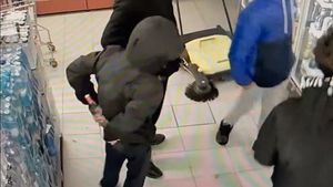 Copii surprinși de camerele de supraveghere în timp ce furau vodka din supermarket VIDEO