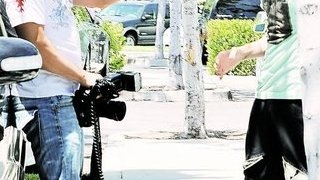 Justin Bieber si-a varsat nervii pe un paparazzo. S-a crizat ala micu'!