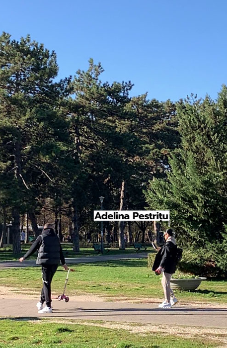 Adelina Pestrițu "muncește" chiar și în clipele de relaxare (Foto: CANCAN.RO)