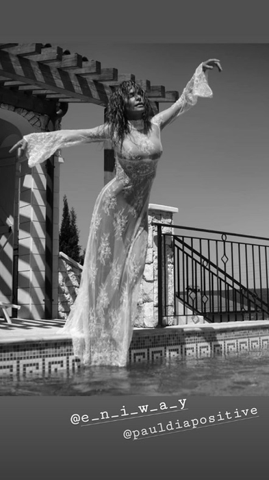 Anna Lesko, fotografiată complet goală în piscină! Doar o rochie transparentă îi acoperea corpul înainte să intre în apă