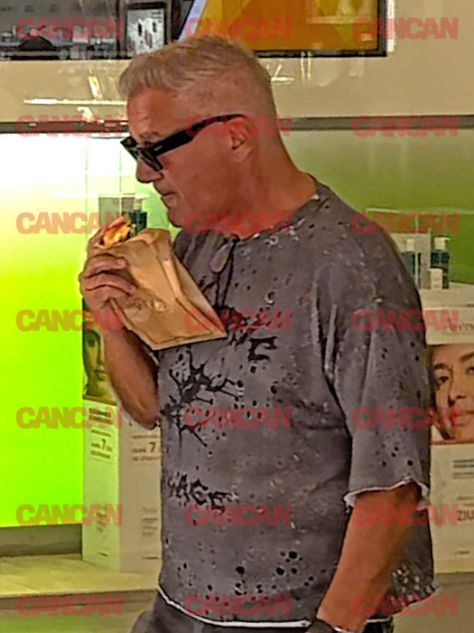 A savurat sandvisul croissant prin mall