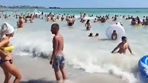 Coronavirusul nu îi mai sperie pe români. Plajele sunt pline la refuz, turiștii sfidează regulile și legea. VIDEO