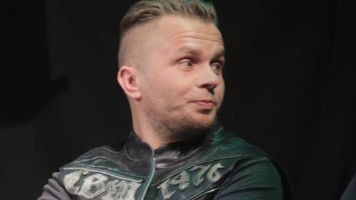 CODIN MATICIUC a făcut publică imaginea cu ”fata din aeroport”, iar un fan l-a criticat că este atras şi de BIANCA DRĂGUŞANU! Iubita lui SLAV s-a aprins imediat şi i-a dat replica