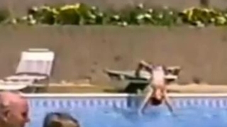 VIDEO A cazut lat de fata cu bunicul care nu l-a bagat in seama! Vezi cum s-a lovit un copil la coloana de fata cu adultii care il supravegheau!
