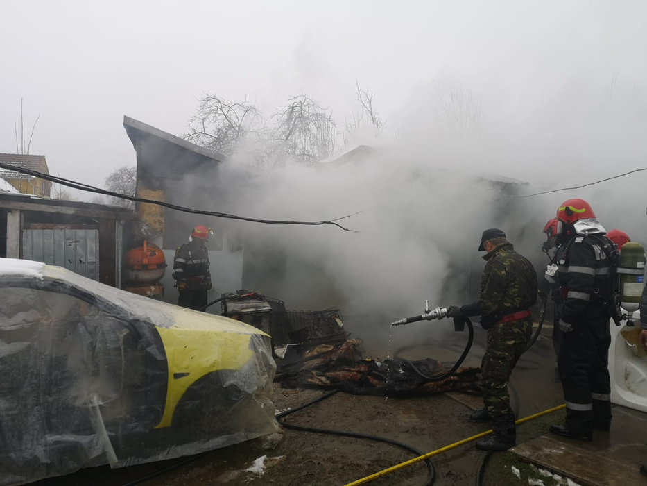 Atelier auto, în flăcări. În interior erau butelii de azot și oxigen. FOTO