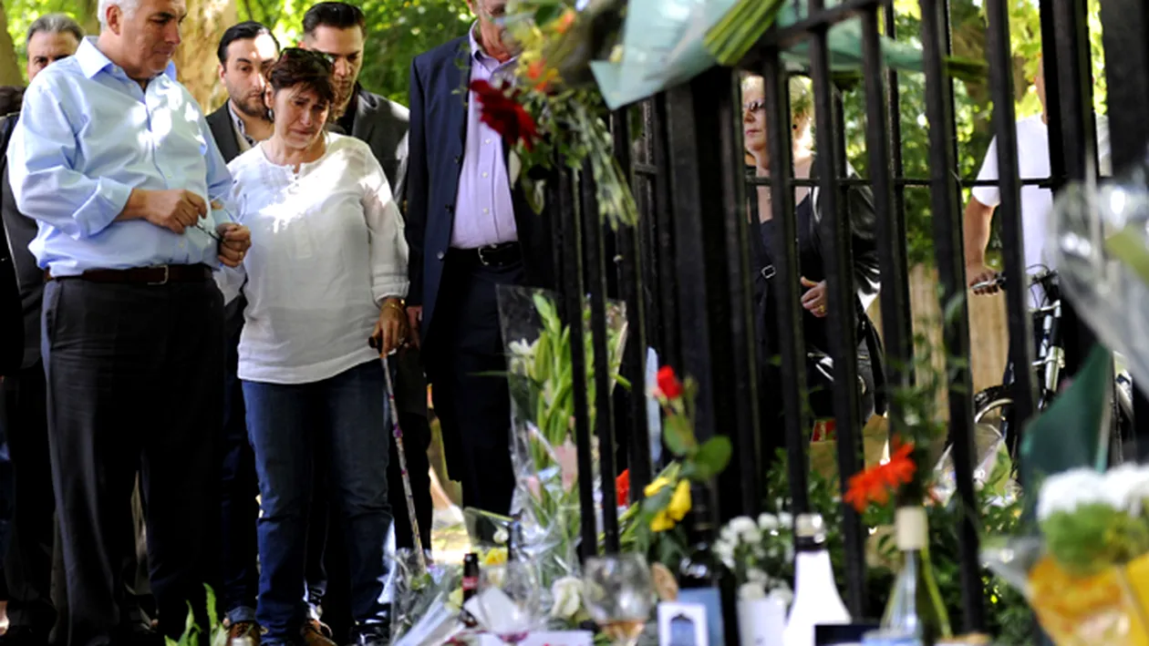 Imagini ravasitoare cu parintii lui Amy Winehouse! Plang si se imbratiseaza in fata casei fiicei lor