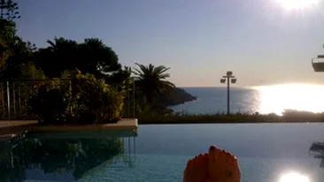 Marina Dina se lafaie la soare in toiul iernii! Vezi unde face plaja vedeta!