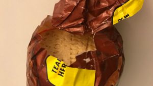 A mâncat din biscuiţii copiilor săi, dar a făcut o descoperire şocantă! Ce a văzut acest tată când s-a uitat cu atenţie pe pachet: "Destul de scârbos"